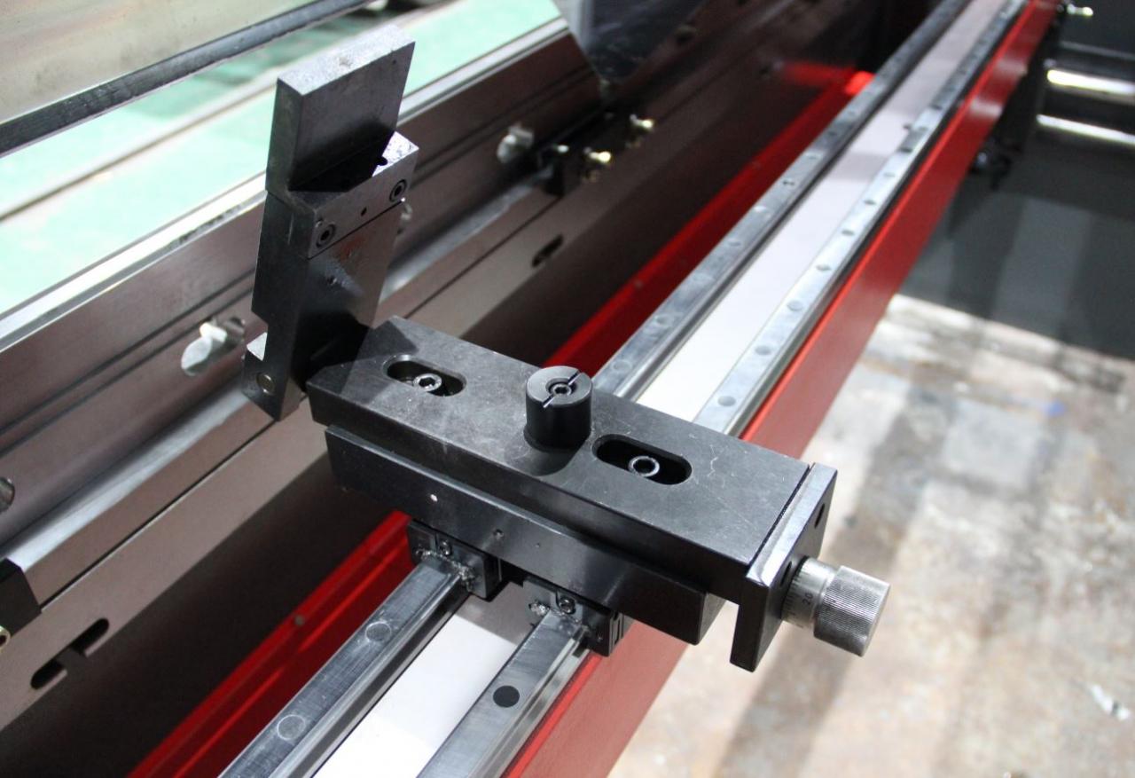 Delem Da66t 125 3+1 4+1 6+1 8+1 Cnc Hydraulic Press Brake For Metal Plate Bending Delem Da66t 125 3 + 1 4 + 1 6 + 1 8 + 1 Cnc الفرامل الهيدروليكية الصحافة لثني الألواح المعدنية