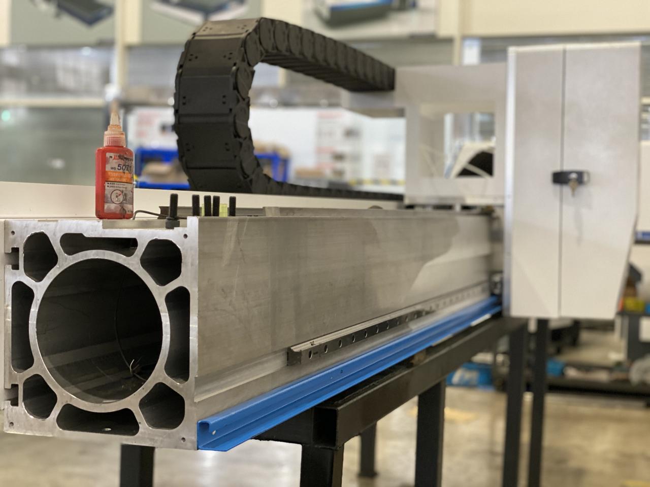 آلة القطع بليزر الألياف Masterline 8kw ، 4000x2000mm ، مع مصدر ليزر Ipg