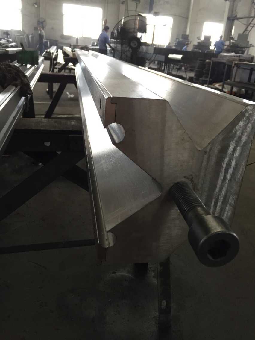 Full Automatic High Power Sheet Bending Machine And Cnc Press Brake Machine آلة ثني الألواح الأوتوماتيكية الكاملة ذات الطاقة العالية وآلة الفرامل الصحافة باستخدام الحاسب الآلي