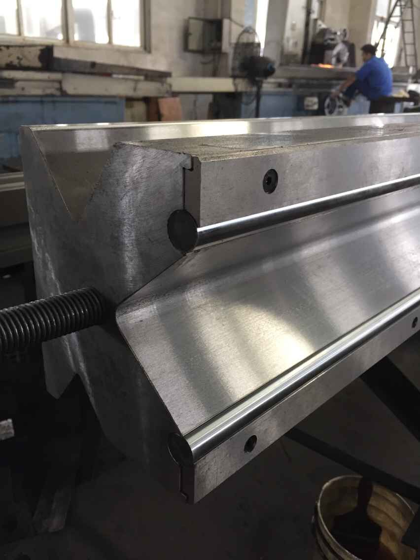 Full Automatic High Power Sheet Bending Machine And Cnc Press Brake Machine آلة ثني الألواح الأوتوماتيكية الكاملة ذات الطاقة العالية وآلة الفرامل الصحافة باستخدام الحاسب الآلي