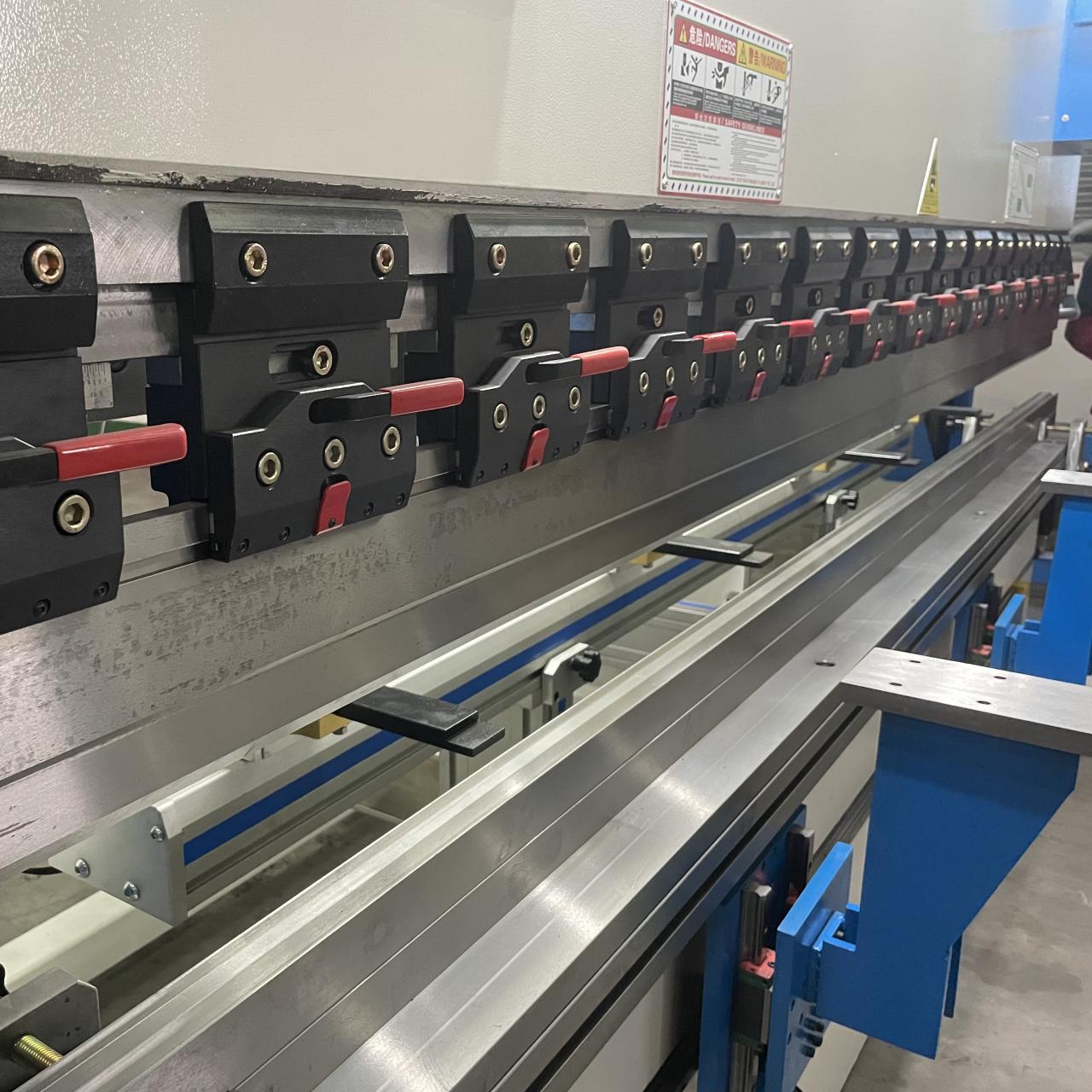 High Quality 3m Press Brake Machine Hydraulic 100 Ton For Sheet Metal Bending عالية الجودة 3m الصحافة الفرامل آلة هيدروليكية 100 طن لثني الصفائح المعدنية