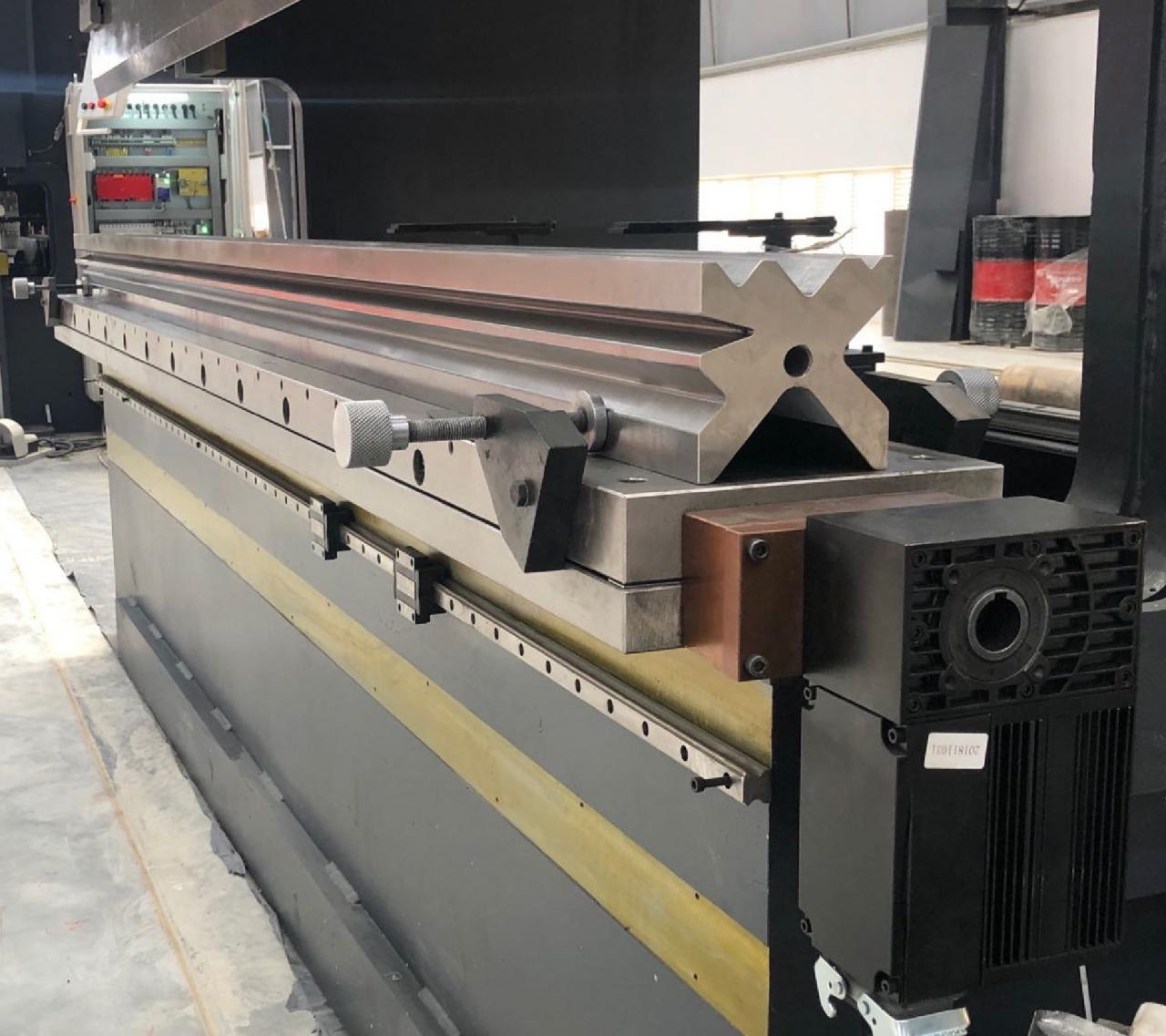High Quality 3m Press Brake Machine Hydraulic 100 Ton For Sheet Metal Bending عالية الجودة 3m الصحافة الفرامل آلة هيدروليكية 100 طن لثني الصفائح المعدنية