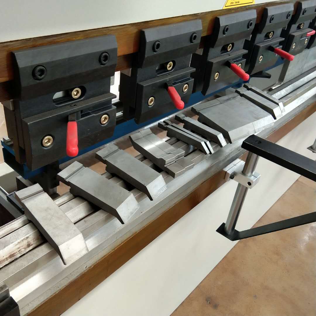 Hydraulic Press Brake Of 130t/3200mm 4+1 Axis Delem Da53t Cnc Press Brake مكبس هيدروليكي بضغط 130t / 3200mm 4 + 1 محور Delem Da53t Cnc Press Brake