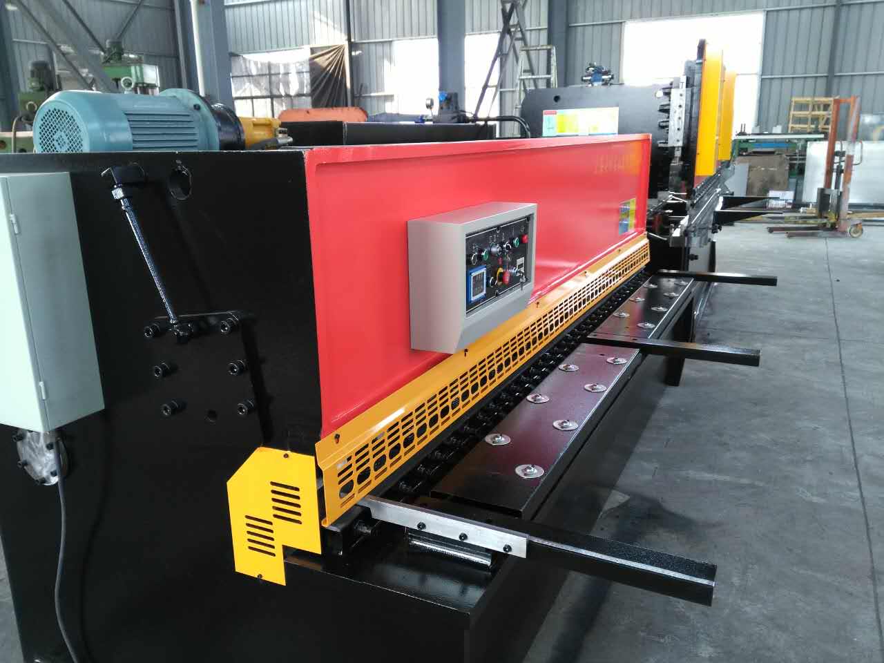 Hydraulic Swing Beam Guillotine Shears Qc12y-4x2500 المقصات ذات شعاع التأرجح الهيدروليكي Qc12y-4x2500