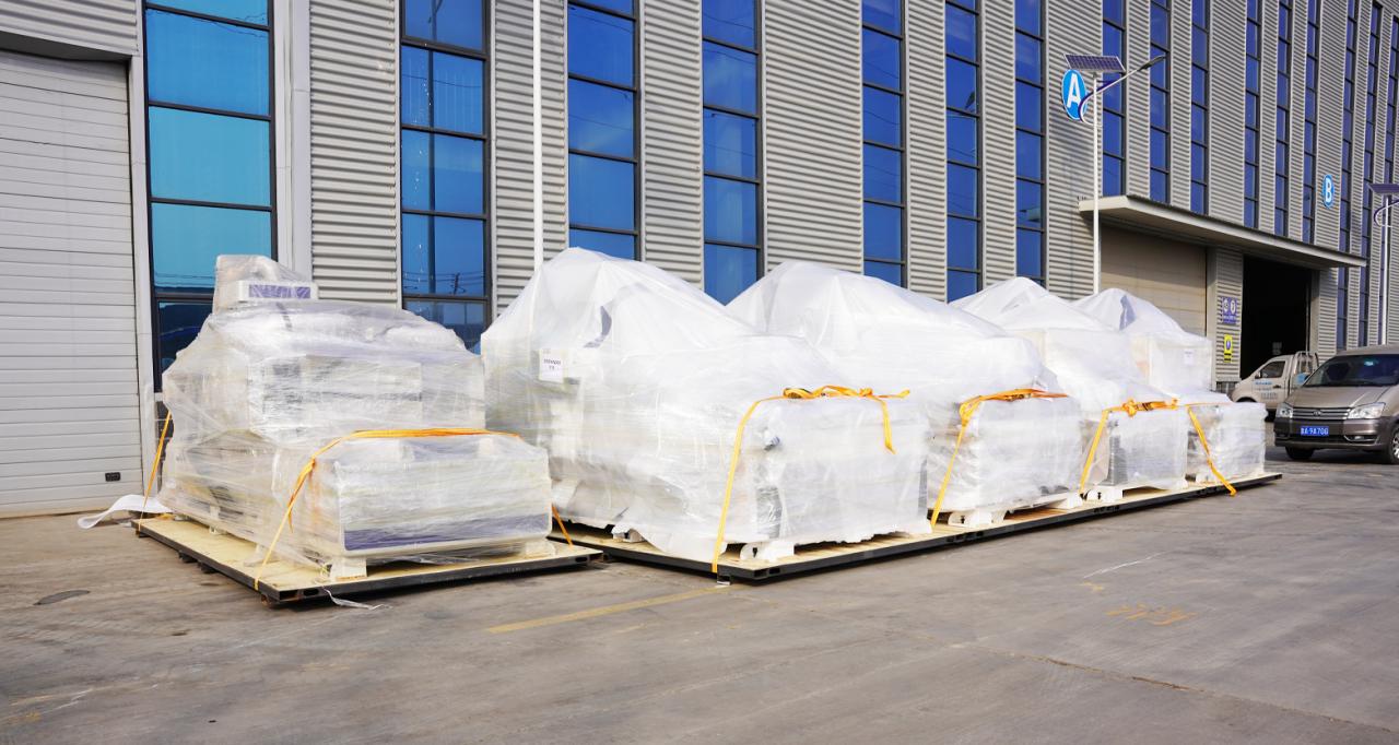 Laser Source 2000w 3000w Fiber Laser Cutting Machine مصدر الليزر 2000w 3000w الألياف آلة القطع بالليزر