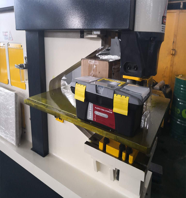 Metal Cutting Hydraulic Steelworkers Machine For Punching Cropping Notching Cutting آلة قطع المعادن الهيدروليكية عمال الصلب من أجل اللكم وتقطيع وتقطيع القطع