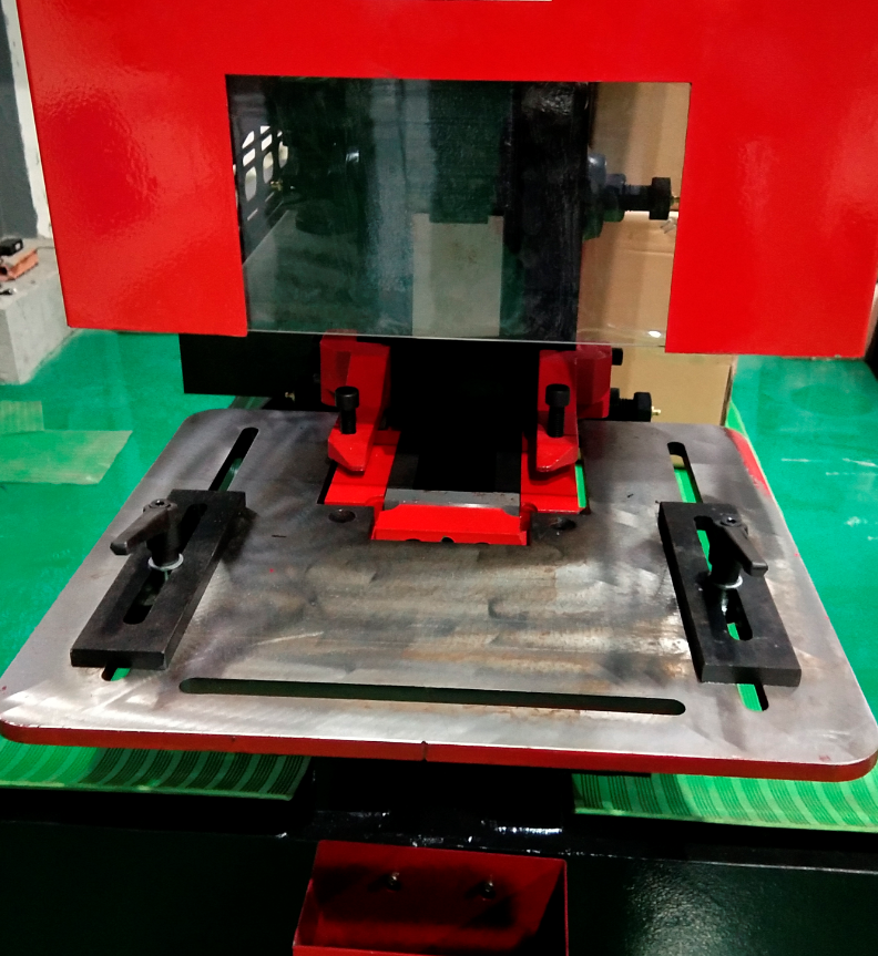 Q35y Series Hydraulic Ironworker Shearing And Punching Machine آلة القص والتثقيب الهيدروليكية سلسلة Q35y