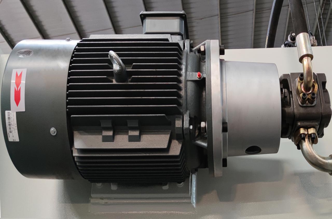 Qc11k آلة القص الهيدروليكية وآلة قص المقصلة لقطع الصفائح المعدنية