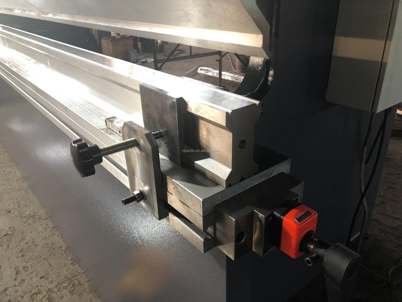 Wc67k Cnc Aluminum Iron Plate Hydraulic Press Brake Cnc Metal Sheet Bending Machine Wc67k Cnc الألومنيوم لوحة الحديد الهيدروليكية الصحافة الفرامل باستخدام الحاسب الآلي آلة الانحناء الصفائح المعدنية